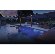 Buitenscène met zwembad, pergola, parasol en zithoek