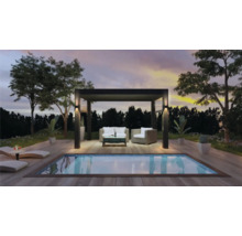 Scene met zwembad, houten terras, pergola, tuinmeubelen en planten voor de tuin