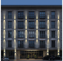 Buitenaanzicht van een gebouw met meerdere geïnstalleerde wandlampen