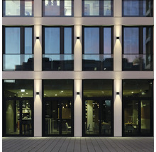 Gevel van een gebouw met buitenwandlampen