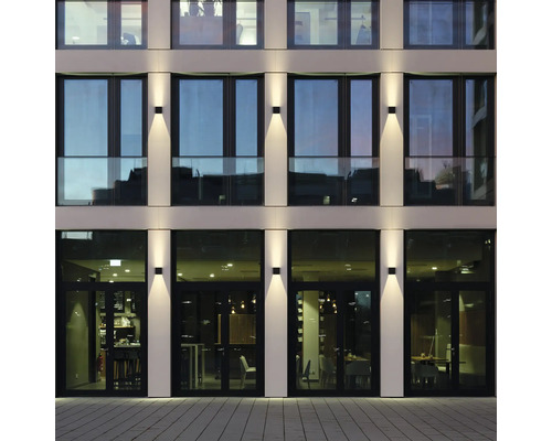 Gevel van een gebouw met buitenwandlampen