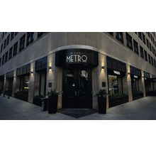 Buitenaanzicht van de hotelingang met hotellogo