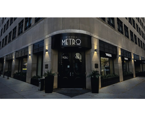 Buitenaanzicht van de hotelingang met hotellogo