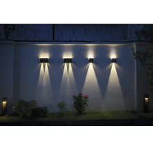 Verlichte tuinmuur met meerdere wandlampen voor buiten