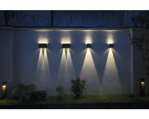 Verlichte tuinmuur met meerdere wandlampen voor buiten