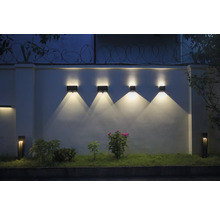 Tuinmuur met vierkante wandlampen en tuinpadverlichting