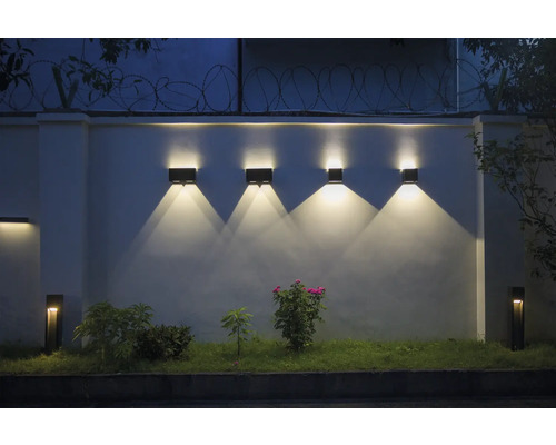 Tuinmuur met vierkante wandlampen en tuinpadverlichting