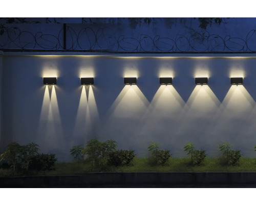 Rij rechthoekige wandlampen bevestigd aan een muur, die naar beneden gericht licht uitstralen.