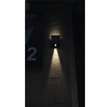 Vierkante wandlamp voor buiten straalt licht naar beneden.