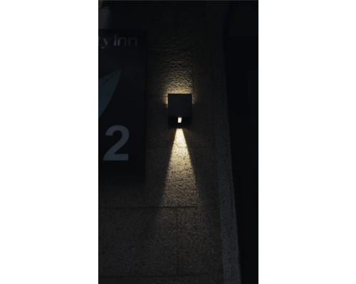 Vierkante wandlamp voor buiten straalt licht naar beneden.