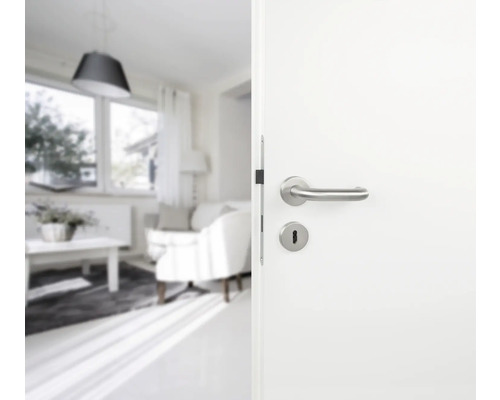 Open deur naar een heldere woonkamer met deurklink