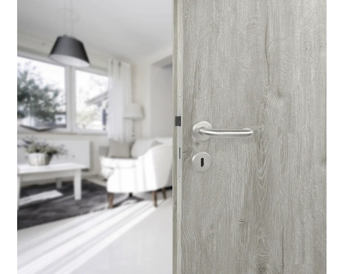 Open binnendeur met zilverkleurige handgreep en slot