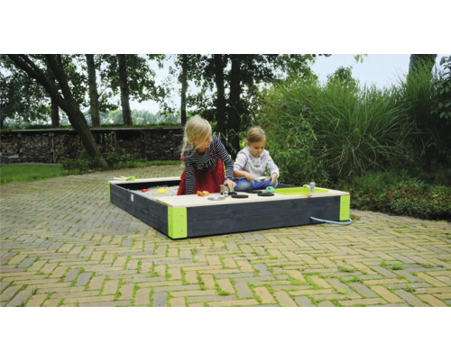 Twee kinderen spelen in een zandbak met speelkeuken in de tuin.
