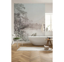 Badkamer met fotobehang, bad, stoel en vloerkleed voor een lichte en ruime sfeer