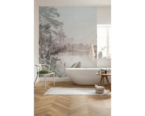 Badkamer met fotobehang, bad, stoel en vloerkleed voor een lichte en ruime sfeer