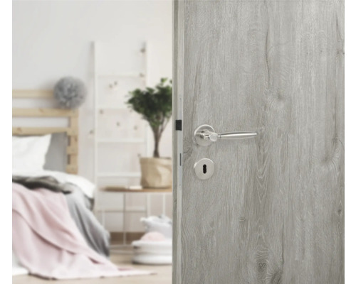 Grijze binnendeur met zilverkleurige deurklink voor slaapkamer