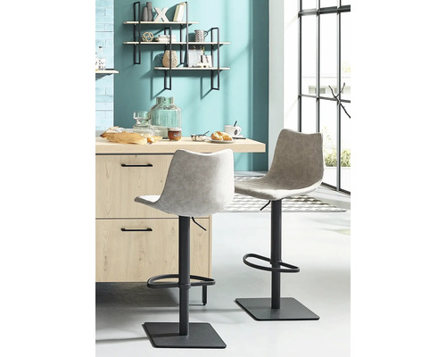 Twee grijze barkrukken met zwarte voet aan een aanrecht