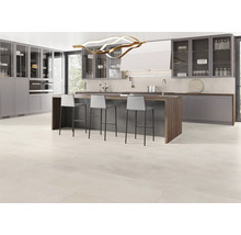 Moderne keuken met kookeiland, barkrukken en inbouwkasten voor een heldere en ruime sfeer.