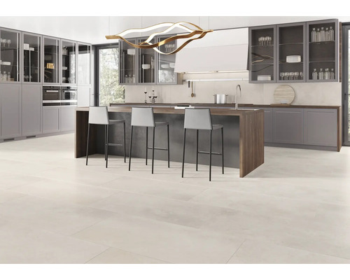 Moderne keuken met kookeiland, barkrukken en inbouwkasten voor een heldere en ruime sfeer.