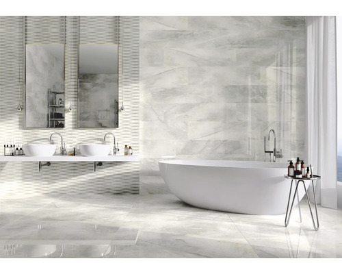 Lichte badkamer met bad, wastafels en spiegels