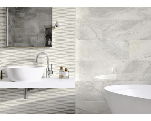 Badkamer met wastafel, spiegel, bad en wandtegels met marmerlook en golfpatroon