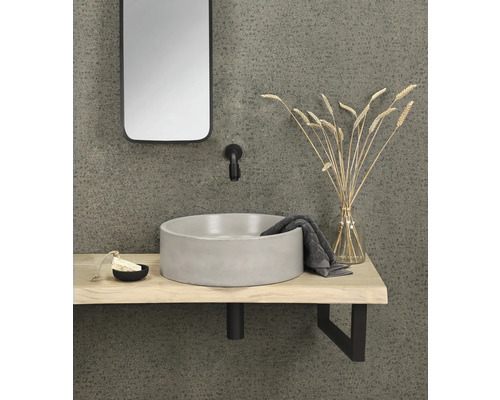 Badkamermeubel met ronde opzetwastafel, spiegel en decoratie op een houten blad