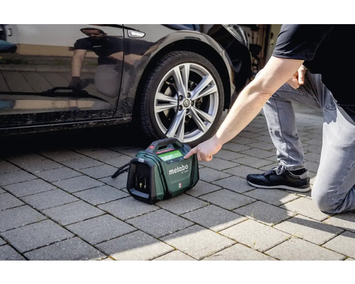 Metabo Logo. Metabo accukompressor voor het oppompen van een autoband.