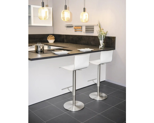 Keukenscène met barkrukken, werkblad, kookpot en hanglampen