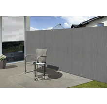 Schutting op een terras met stoel en bijzettafel