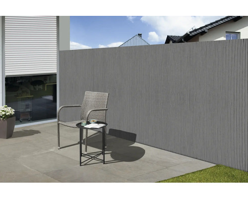 Schutting op een terras met stoel en bijzettafel