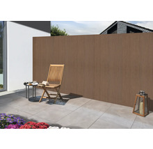 Tuinscene met houten schutting, houten stoel en tafel