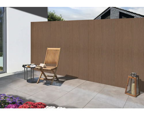 Tuinscene met houten schutting, houten stoel en tafel