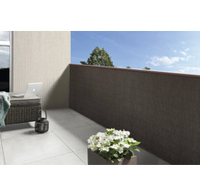 Balkonscène met privacyscherm, plantenbak en laptop