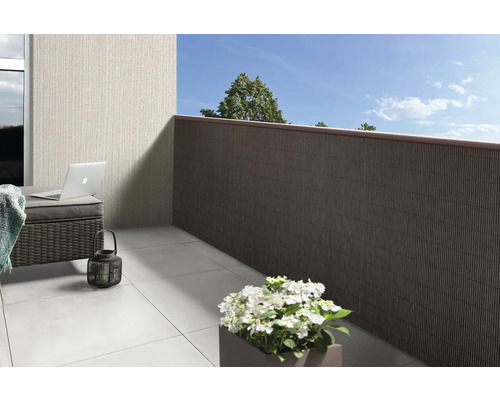 Balkonscène met privacyscherm, plantenbak en laptop