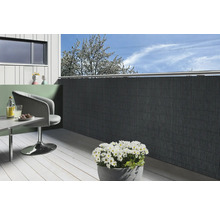 Balkon met privacyscherm, stoel, tafel en bloempot met madeliefjes
