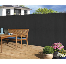 Tuinscene met privacy schutting, houten tafel en bank