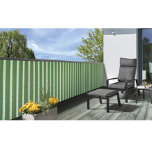 Balkon met privacyscherm, stoel en tafel op houten terras