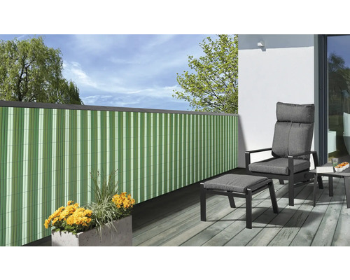 Balkon met privacyscherm, stoel en tafel op houten terras