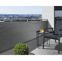 Balkonscène met privacy scherm, tafel en stoel met uitzicht op de stad