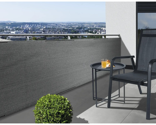 Balkonscène met privacy scherm, tafel en stoel met uitzicht op de stad