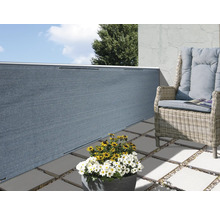 Balkon met privacyscherm, rieten stoel en bloempotten voor privacy en decoratie