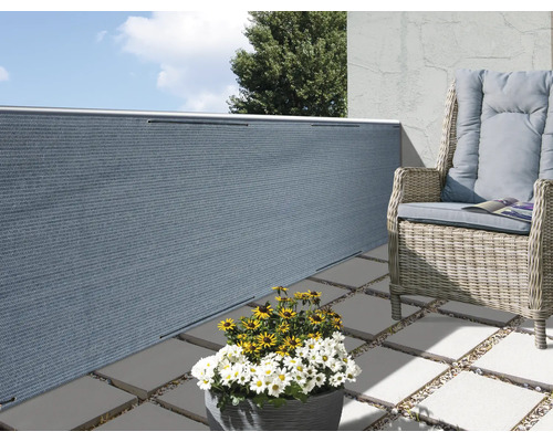 Balkon met privacyscherm, rieten stoel en bloempotten voor privacy en decoratie