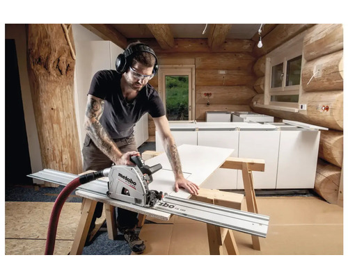 Een man zaagt een werkstuk met een Metabo invalcirkelzaag op een bouwplaats.