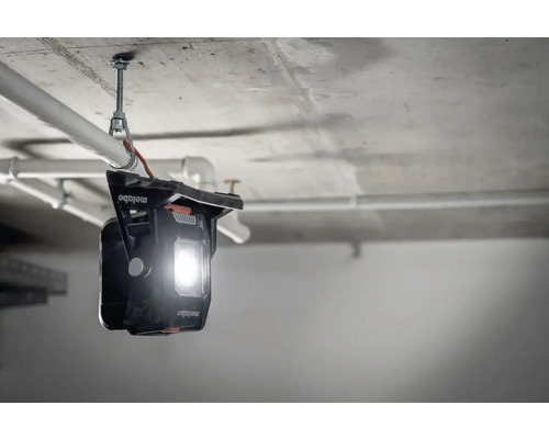 Metabo Logo. Plafondlamp met beugel aan een buis bevestigd.