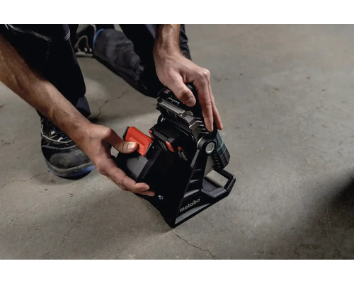 Accubouwlamp met hand die de accu plaatst