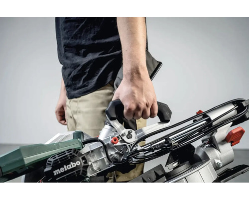 Een persoon houdt een Metabo verstekzaag vast.