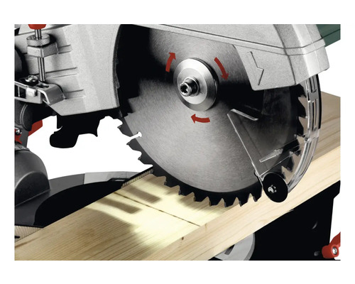 Afkort- en verstekzaag bij het zagen van een stuk hout