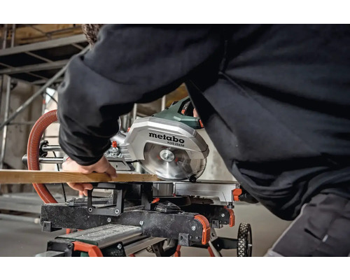 Een Metabo verstekzaag KGS 254 M zaagt een houten plank.