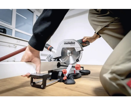 Metabo verstekzaag KS 216 M tijdens het zagen van een werkstuk