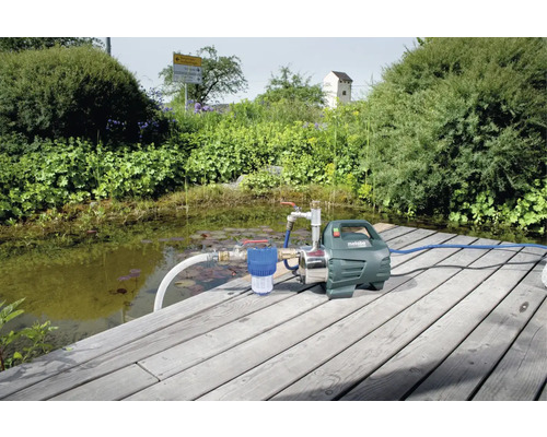 Metabo tuinpomp op houten steiger aan een vijver in de tuin